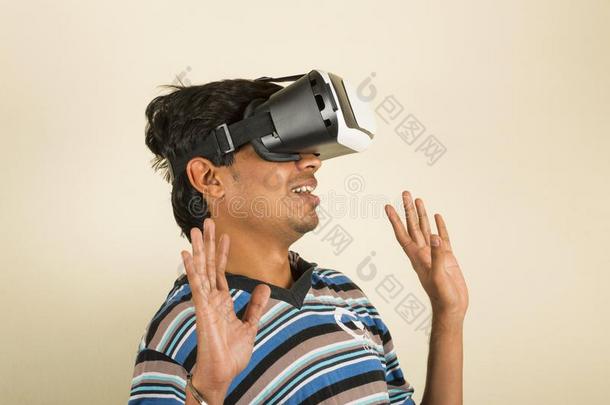 年幼的男孩有样子的采用一VirtualReality虚拟现实护目镜一ndgestur采用g和他的h一nds
