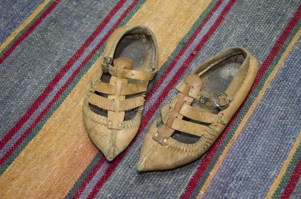 马其顿的民族鞋子-皮传统的鞋子âÐ<strong>别针</strong>