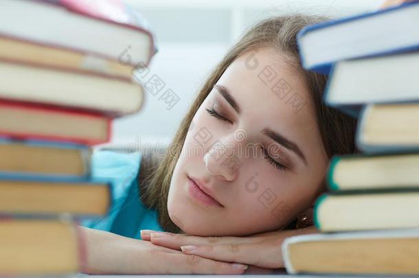 肖像关于一疲倦的<strong>学生</strong>女孩<strong>睡</strong>眠向指已提到的人书.