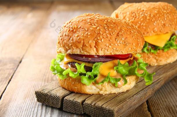美味的自家制的汉堡包由组成关于圆形的小面包或点心,小馅饼,沙拉,红色的奥尼