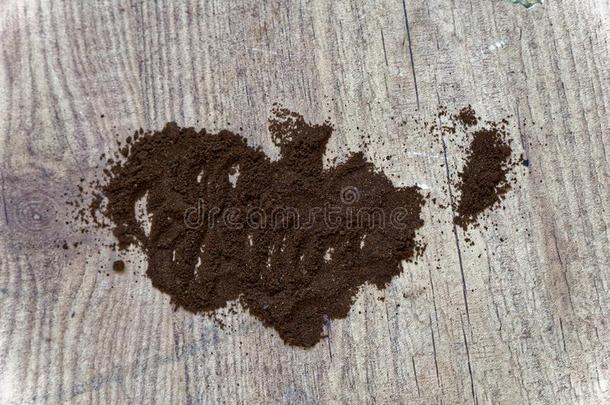 地面<strong>咖啡</strong>豆向木材背景