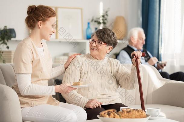 护士服务蛋糕为领取退休、养老金或抚恤金的人