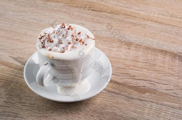 美味的咖啡豆杯子果汁刨冰和乳霜