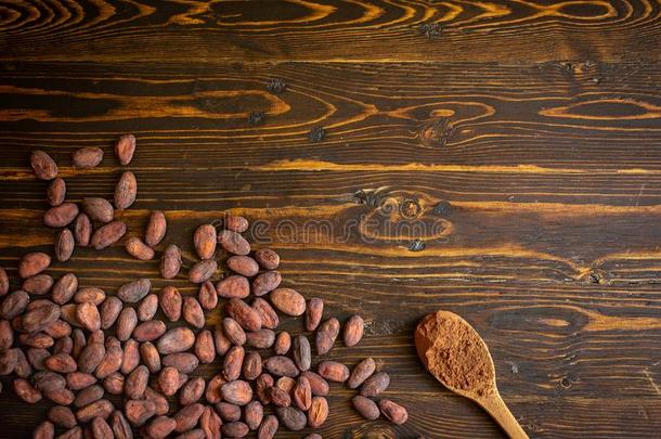 可可豆和可可粉采用木制的勺向老的自然的木材