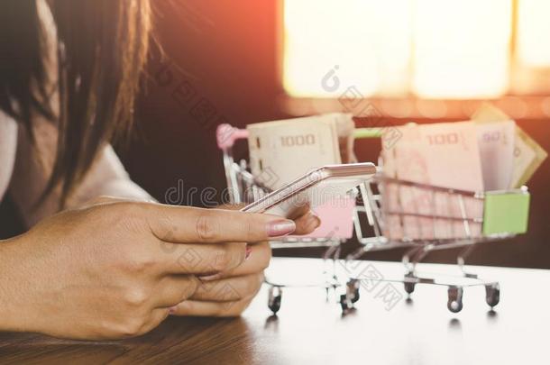 女人手使用智能手机连接向互联网为购物嗅神经层