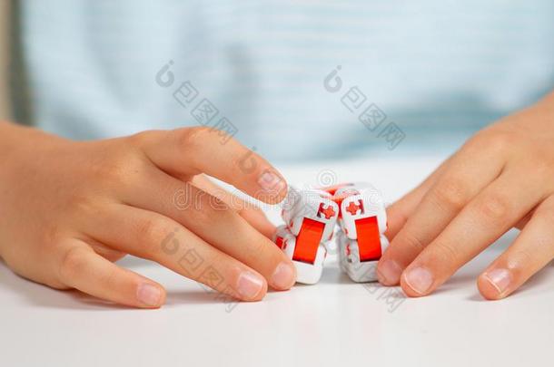 富有色彩的手指甲戊炔醇玩具采用小孩手