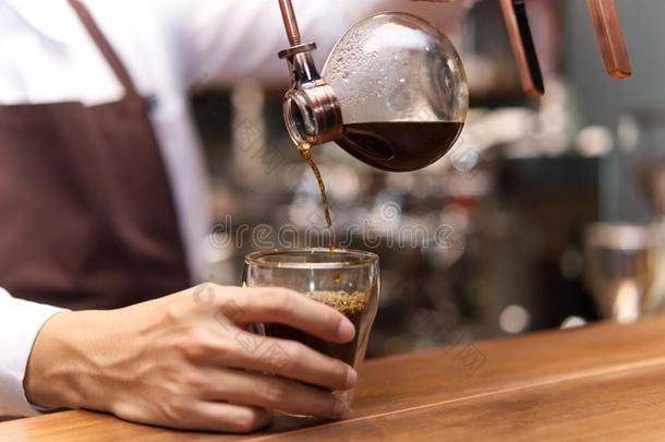 手滴下虹吸管咖啡豆,咖啡馆准备咖啡的员工传布调制咖啡豆采用指已提到的人Cuba古巴