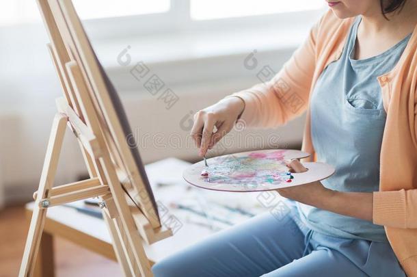 艺术家和调色板刀绘画在艺术工作室