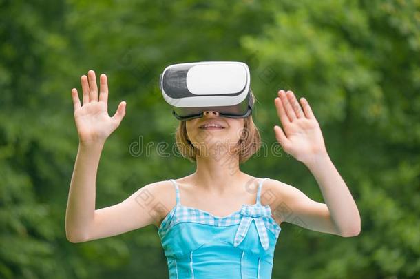 女孩和VirtualReality虚拟现实眼镜
