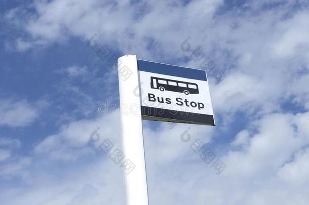公共汽车停止符号天背景蓝色白色的云看法在下面通知