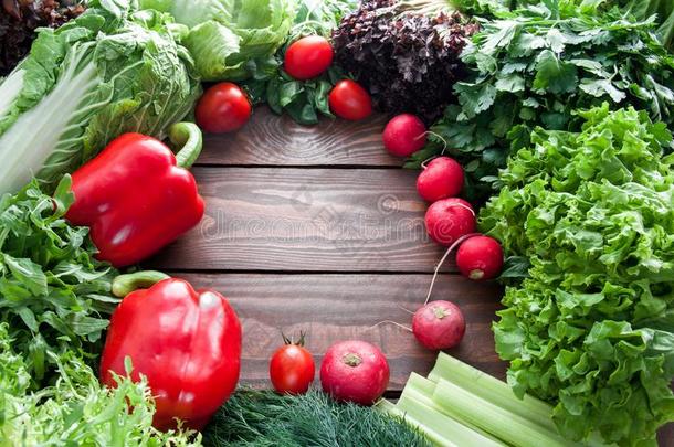 分类关于成熟的红色的蔬菜和绿叶蔬菜向一木制的t一ble一