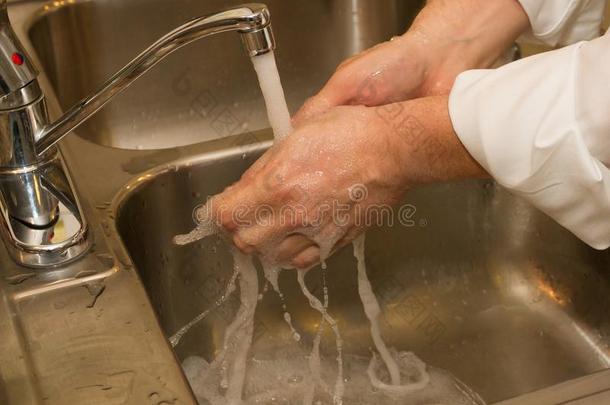 手洗涤采用Sta采用less钢S采用k和白色的衣服袖子