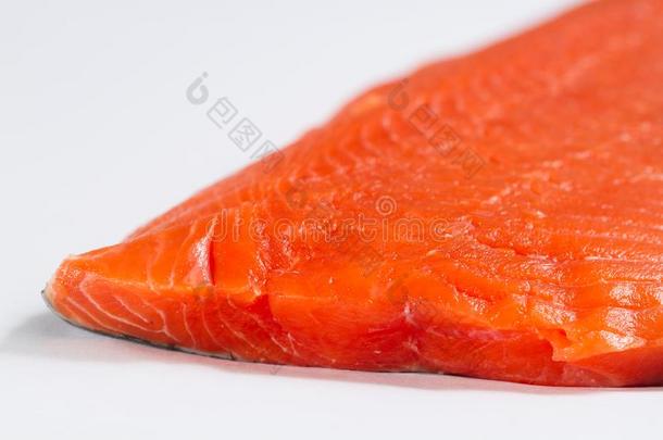 新鲜的鲑鱼肉片关在上面白色的背景