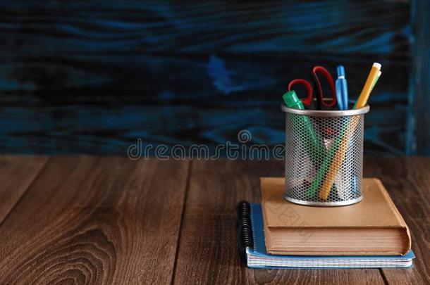 台和铅笔,书,向一木制的t一ble