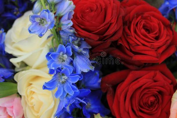 红色的白色的和<strong>蓝色婚礼</strong>花