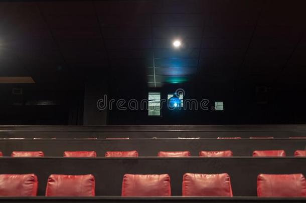 电影剧场影片放映机演奏采用一空的剧场