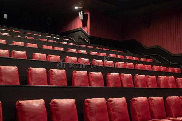 奢侈红色的电影剧场席位采用一空的电影剧场