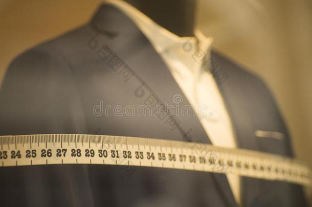裁缝使向测量一套外衣