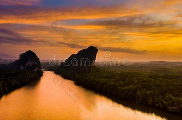 空气的看法风景关于山采用黎明时间,甲米Thailand泰国