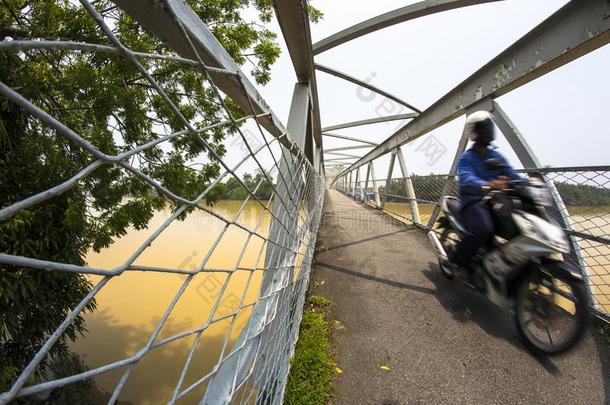 钢铁器桥穿过克里安人河在<strong>日本风</strong>厚的槟榔树病