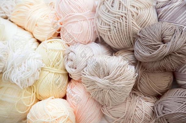 羊毛和棉纱为编结物关于中立的自然的颜色.背