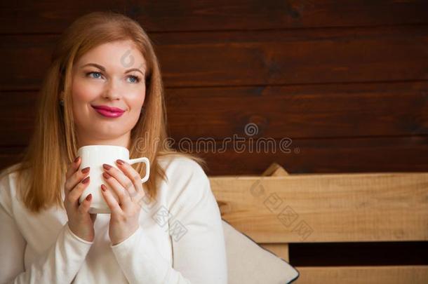 一女人饮料茶水和有羊角面包和果酱.冷冻的圆形的小面包或点心.