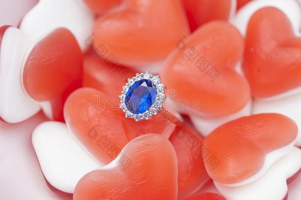 奢侈钻石戒指和甜的糖果背景