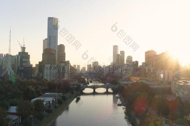 空气的.风景日落采用墨尔本在商业区,在上面亚拉河