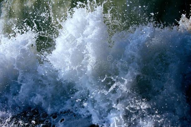 海洋的波在的时候暴风雨.水辗前进地,沸腾在岸,