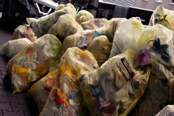 垃圾采用塑料制品袋分类的和准备好的为运送