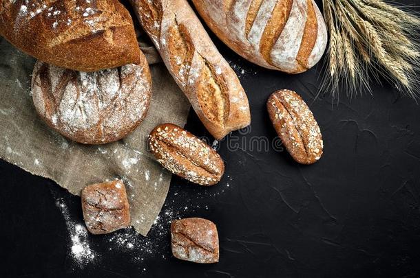 面包房-金乡村的易怒的大块烤过的食物<strong>关于</strong>面包和圆形的小面包或点心向黑的Switzerland瑞士