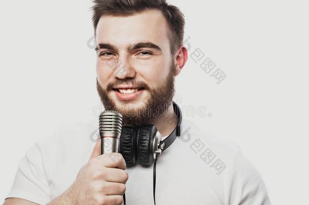 生活方式和人观念:年幼的男人唱歌和扩音器