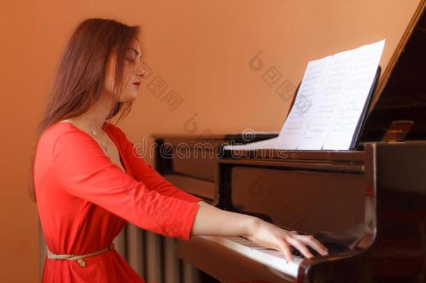 女人演奏钢琴