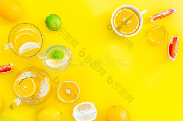 酿造成果茶水.茶杯和茶水pot在近处桔子,酸橙,柠檬,graphicapplicationpackage图形应用程序包