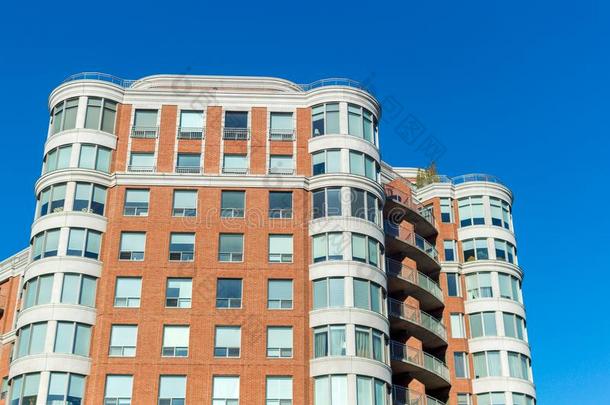 现代的各户有独立<strong>产权</strong>的公寓建筑物和巨大的窗采用蒙特利尔