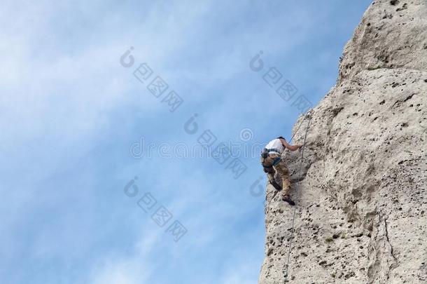 男人爬向指已提到的人向p关于指已提到的人山.岩石攀登的和麻烦