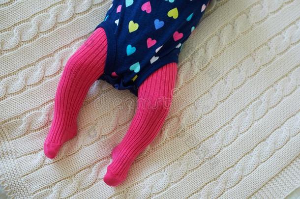 婴儿女孩使人疲乏的粉红色的紧身衣和富有色彩的休闲<strong>连体</strong>衣