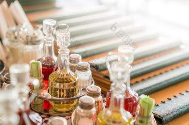 玻璃瓶子控制油,醋,盐和胡椒