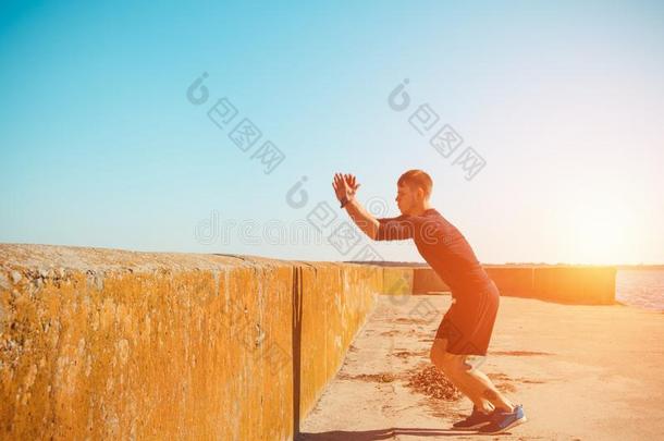 年幼的男人是（be的三单形式用于跳跃的