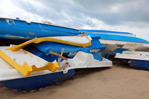 废料关于小船用过的在旁边移居者向指已提到的人海滩
