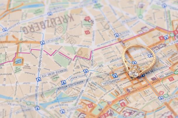 奢侈金色的戒指向指已提到的人地图背景