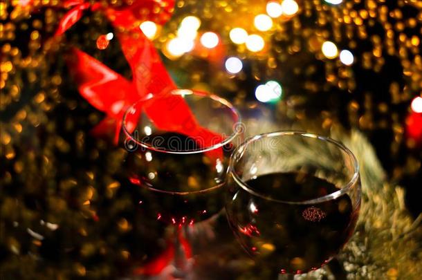 红色的葡萄酒,瓶子和圣诞节装饰,自愿的集中,和chiefengineer总工程师