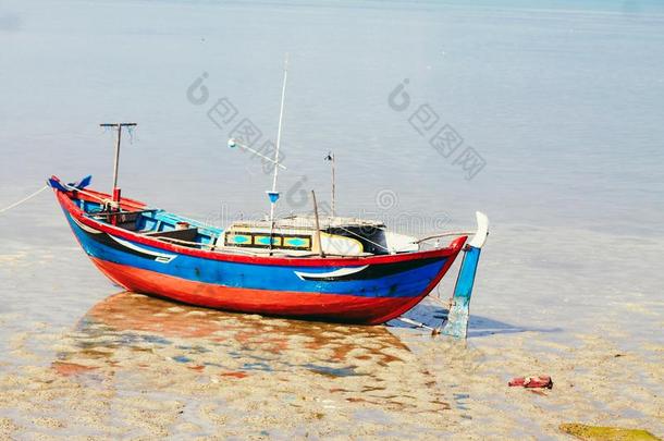 传统的越南人捕鱼小船向指已提到的人海滩