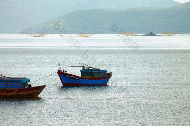 传统的越南人捕鱼小船向指已提到的人海