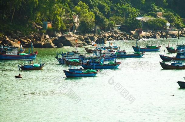越南人红色的和蓝色捕鱼小船