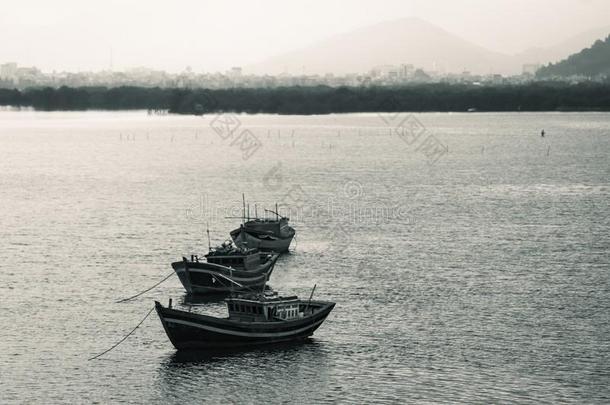 单色画关于传统的越南人小船