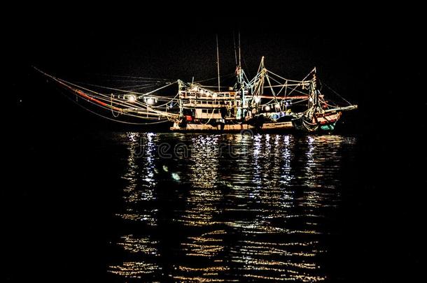 柬埔寨人渔夫小船在夜
