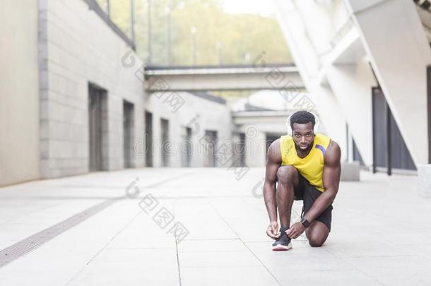 像运动家的男人结在上面指已提到的人鞋带向旅游鞋在之前跑步