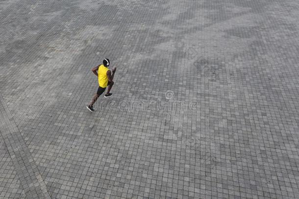 看法从在上面.非洲的男人跑步在指已提到的人早晨.