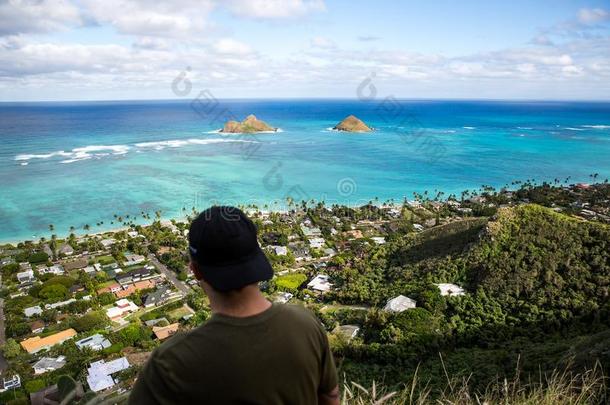 年幼的男人点关于看法拉尼凯从指已提到的人碉堡徒步旅行跟踪灵魂